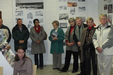 â€˜n Deel van die gaste luister aandagtig na Johan Pieterse se kort aanbieding tydens sy besoek aan die dorp Birkenhead in Engeland 